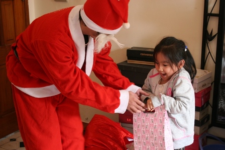 HDE gave gifts to children at Christmas 2011
